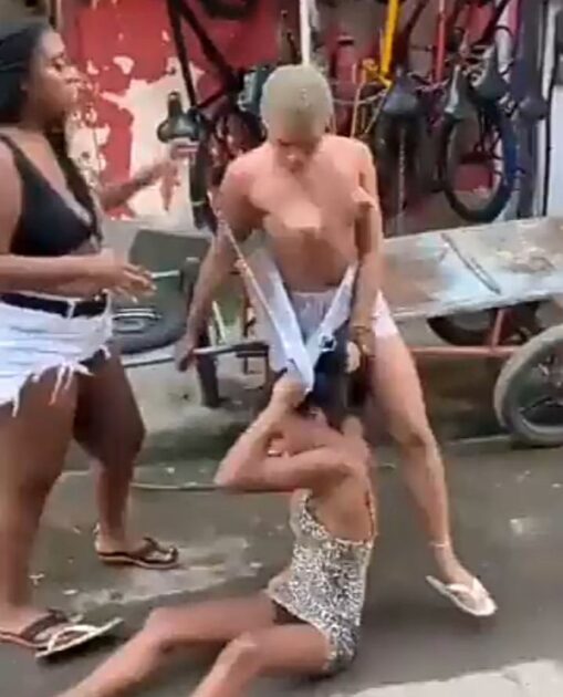 Boobs pop out, as chick with big boobs fights in public, throwing punches  (18+) – Wow News
