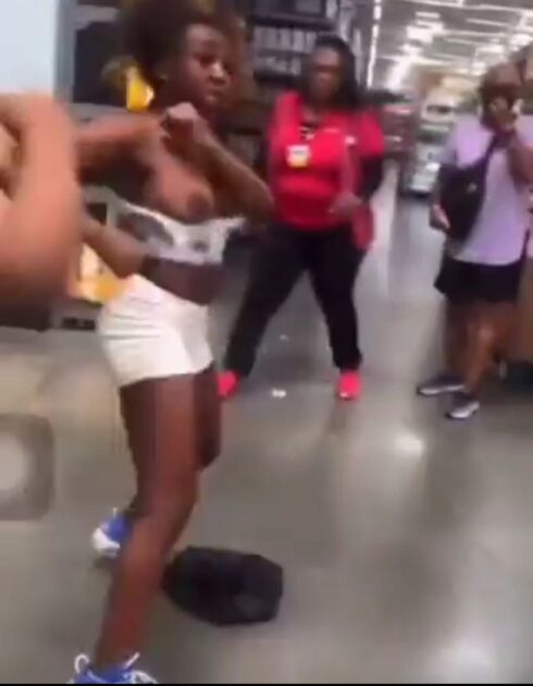 Boobs Out As African American Girl Beats Up Her 2 Opponents While Fighting  In Public (18+) – Wow News