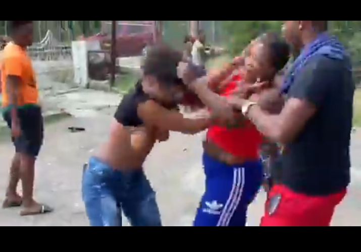 Breasts pop out as Jamaican girls fight in public (18+) – Wow News
