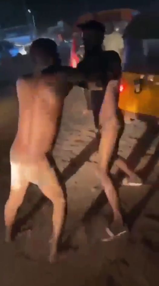 2 Nigerian Men Fighting Naked In Public (18 )